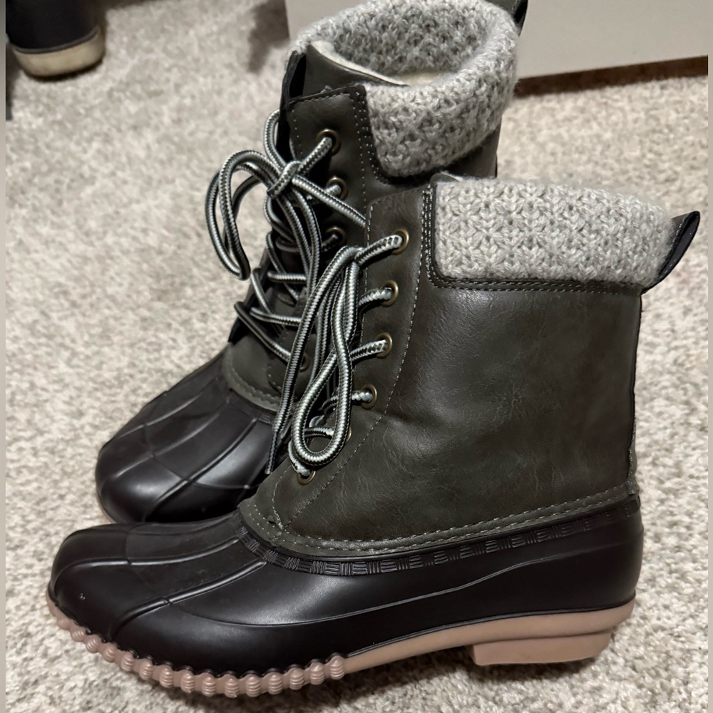 Duck style rain boots
